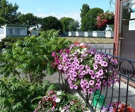 Copthorne Caravans Hotel Merston Buitenkant foto