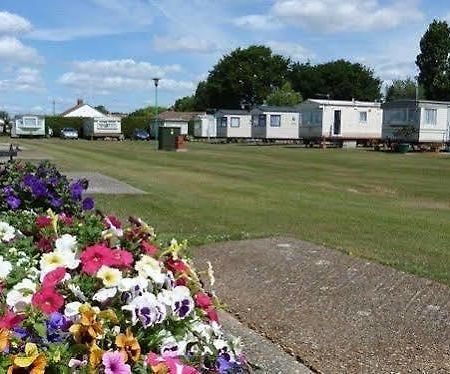 Copthorne Caravans Hotel Merston Buitenkant foto