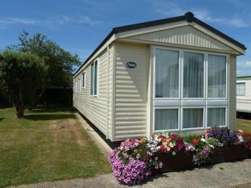 Copthorne Caravans Hotel Merston Buitenkant foto