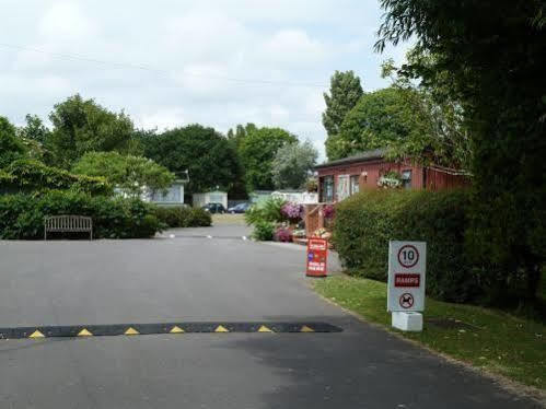 Copthorne Caravans Hotel Merston Buitenkant foto