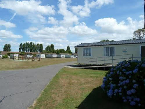 Copthorne Caravans Hotel Merston Buitenkant foto