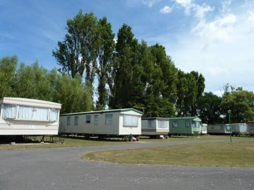 Copthorne Caravans Hotel Merston Buitenkant foto