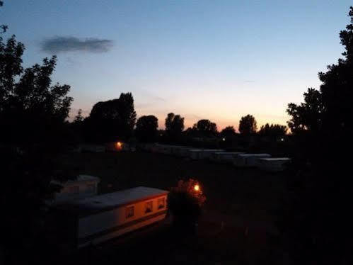 Copthorne Caravans Hotel Merston Buitenkant foto